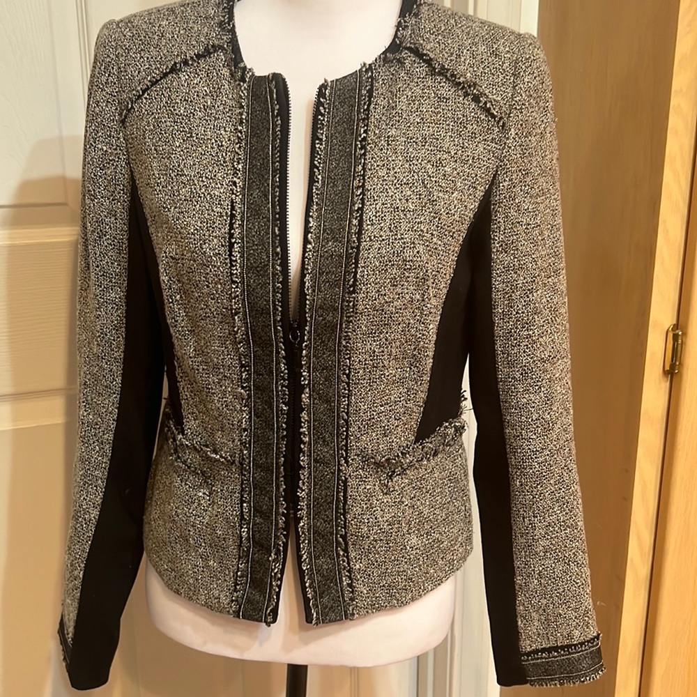 Short, semi fitted jacket. Black & gray tweed.